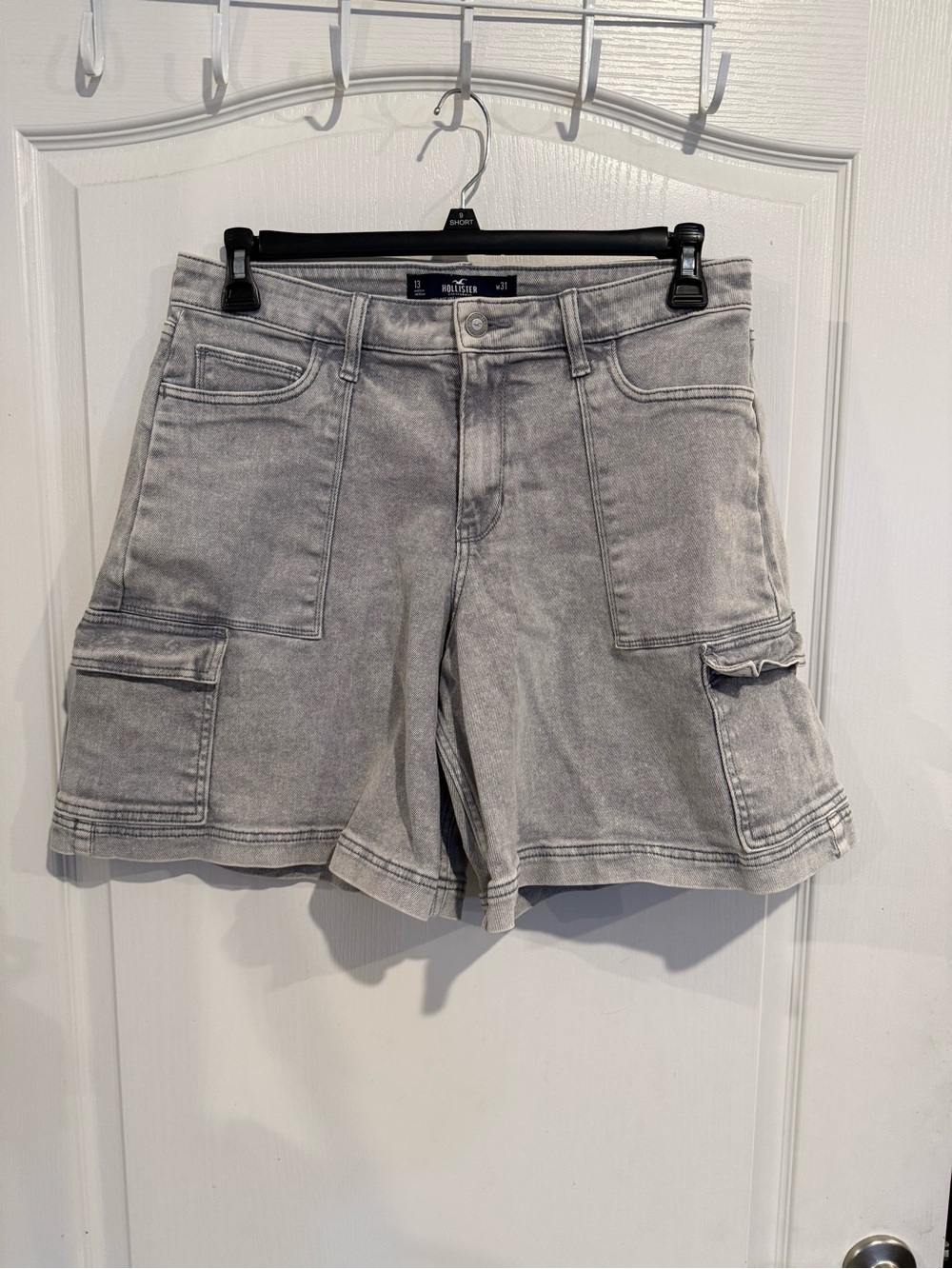 Hollister women’s grey wash denim utility cargo jean shorts size 13 / 31